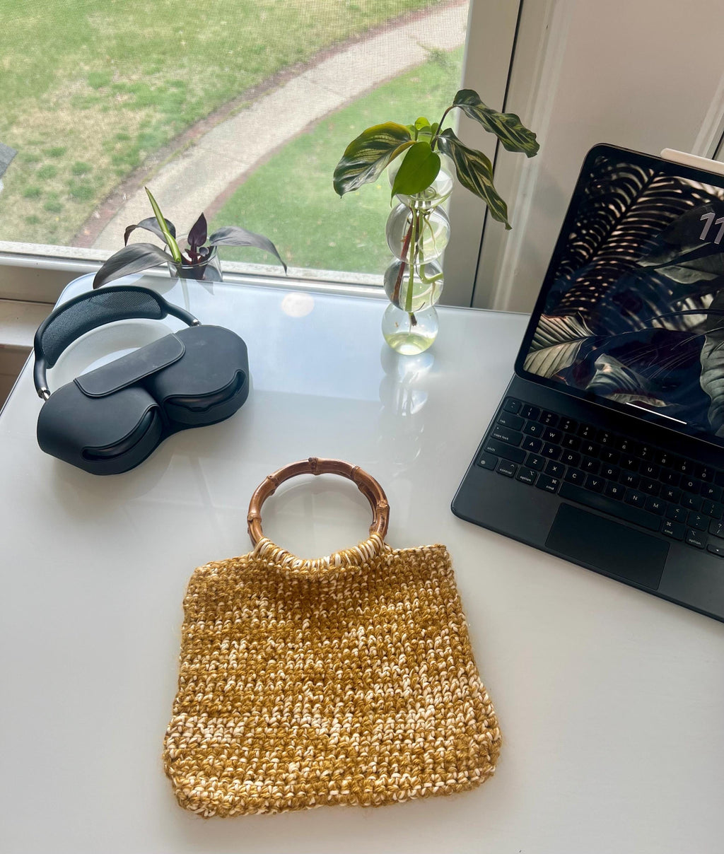 Crochet market tote bag pattern with bamboo handles — finished structured handbag in marled cream and gold cotton yarn